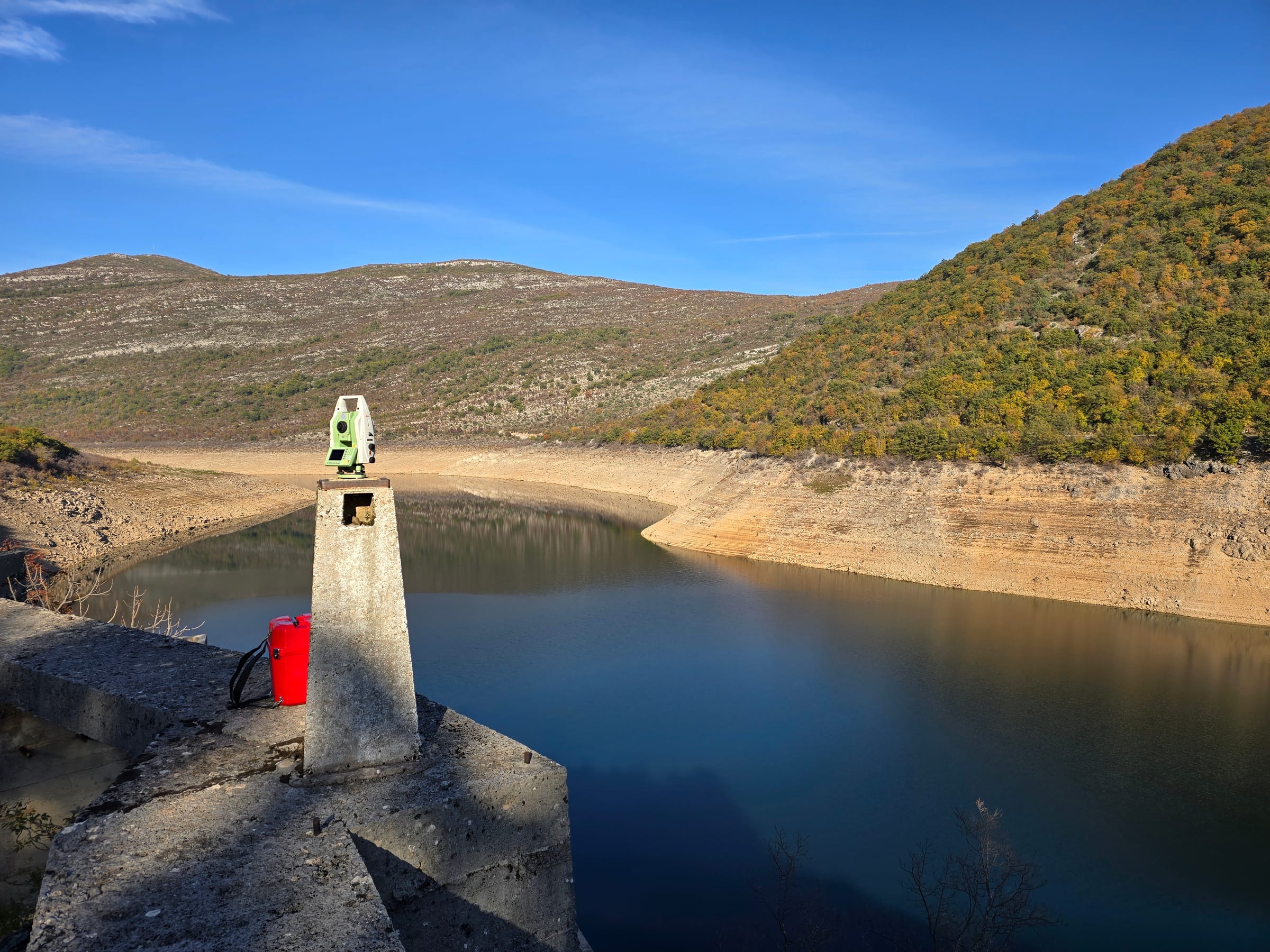 Totalna stanica na stubu referentne mreže iznad akumulacije brane Grančarevo